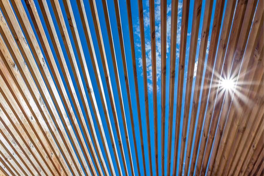 Lames bois de pergola sous le soleil