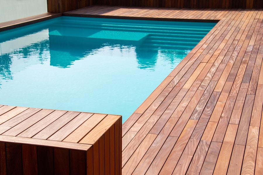 Piscine avec terrasse en bois